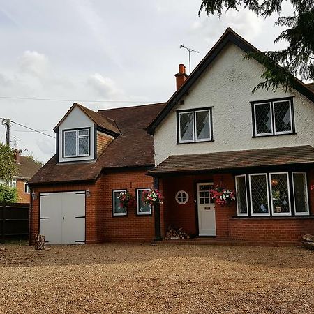 Sadlers Guest House Wokingham Buitenkant foto